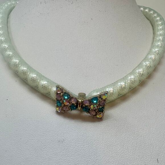 Betsey Johnson Choker Necklace Pave Chrystal Bow White Faux Pearl In Bluish Mesh - Picture 1 of 4